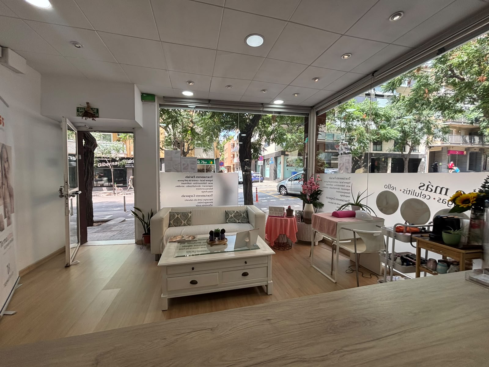 Entrada del centro con productos de belleza