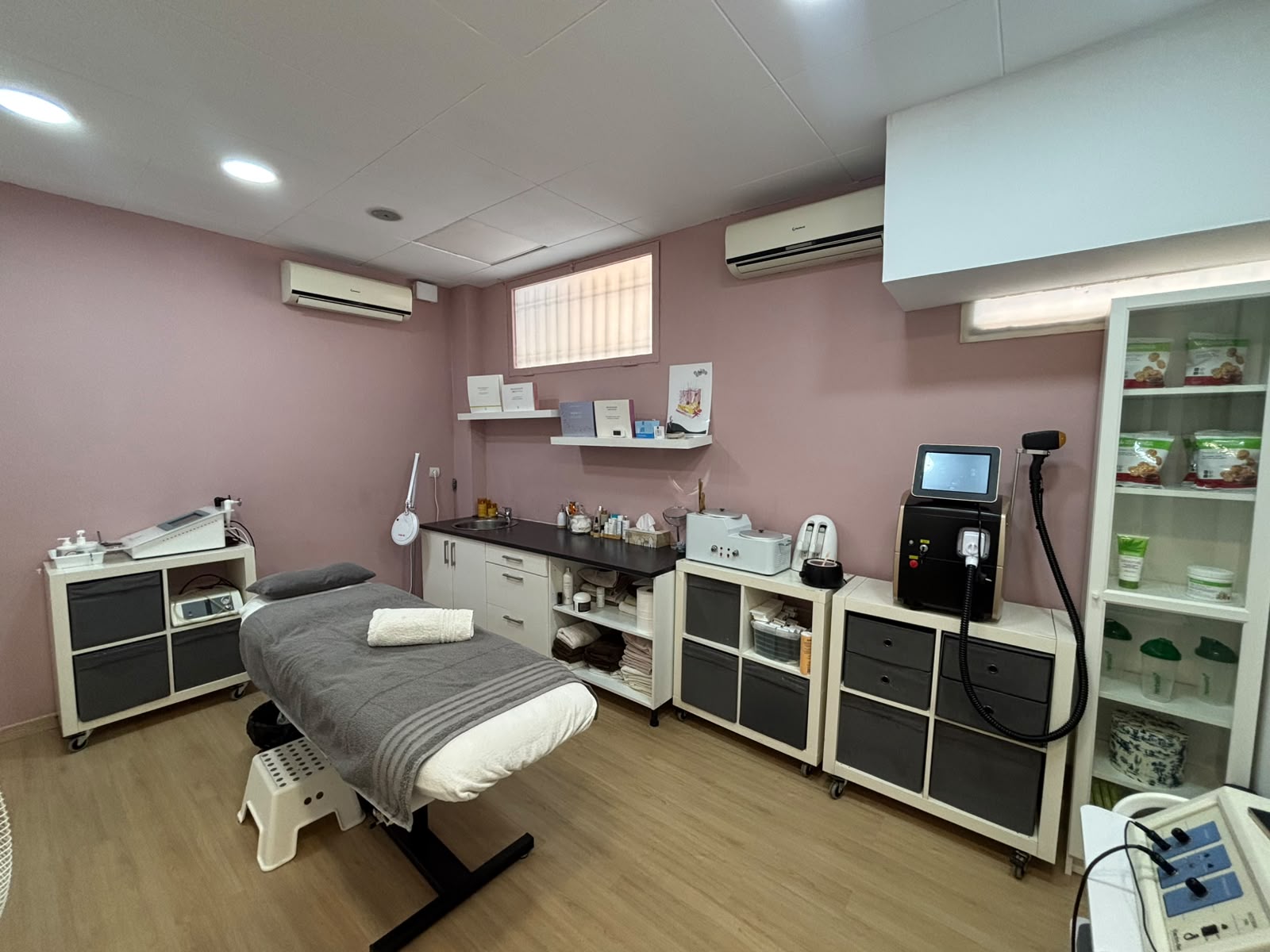 Cabina de tratamientos con equipamiento láser